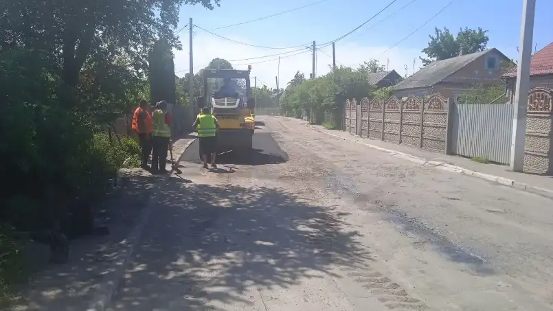 В Острозі ремонтують дороги: оновлення покриття та грейдерування тривають у громаді В Острозі ремонтують дороги: оновлення покриття та грейдерування тривають у громаді