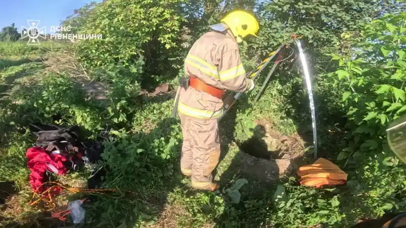 На Рівненщині рятувальники підняли собаку з глибокої криниці